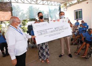 Rosy fuentes entrega donativo a albergue una gota en el océano.