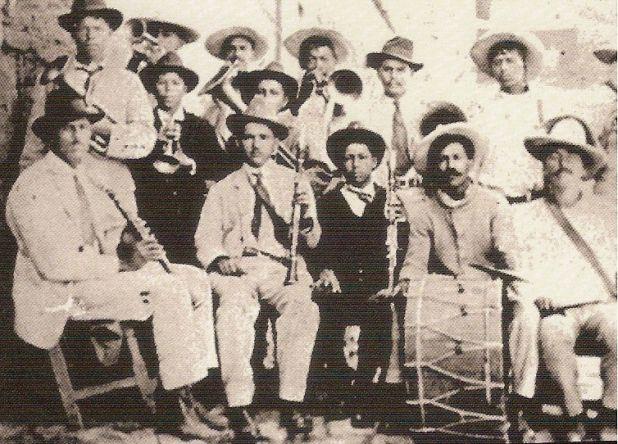 Los primeros instrumentos de viento, dieron origen a la música de banda sinaloense.
