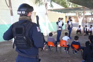 Policías llevan programas preventivos a niños y adolescentes de campos agrícolas
