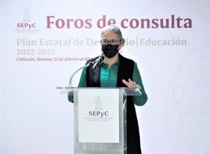Bajo la dirección de la Secretaría de Educación Pública y Cultura iniciaron los Foros de Consulta en Educación que recibirán las propuestas para integrar el Plan Estatal de Desarrollo. Buscan tomar en cuenta a todos los actores del sector educativo. Graciela Domínguez Nava, Secretaria de Educación Pública y Cultura, dijo al poner en marcha el ciclo de foros que: “Este espacio, está orientado a escuchar y tomar en cuenta propuesas dirigidas al nivel escolar superior, para que con la participación de todos, integremos las políticas educativas que regirán los próximos seis años, dentro del plan estatal de desarrollo 2022-2027”. Agradeció a quienes aceptaron la invitación de participar en esta convocatoria, “con la seguridad de que las ideas aquí expuestas serán sin duda una gran contribución para delinear la visión de lo que queremos para Sinaloa en Educación Superior ”. La iniciativa contempla cuatro Foros de Consulta en Educación. El primero de ellos sobre “Educación superior”, realizado esta tarde con la participación de rectores, directoras y directores de instituciones de educación superior en la entidad. El foro se realizó en modalidad híbrida, y presentaron ponencias: Gerardo Alapizco, en representación de Jesús Madueña Molina, Rector de la Universidad Autónoma de Sinaloa (UAS); Ignacio Flores Ruiz, por la Universidad Autónoma Indígena de México (UAIM); Luis Miguel Flores Campaña, rector de la Universidad Politécnica del Mar y la Sierra; e Ismael Montoya Ojeda, director del Instituto Tecnológico de Eldorado. Los Foros de Consulta en Educación continuarán este jueves 24, en horario de 11:00 a 13:00 horas, con el tema "Educación básica", participarán titulares de ese nivel educativo; el martes 01 de marzo, de 17:00 a 19:00 horas, con el tema "Educación Media Superior", a cargo de directoras y directores de bachillerato, y concluyen el miércoles 2 de marzo, de 11:00 a 13:00 horas, con el tema "Formación y actualización de docentes", con la participación de titulares de las instituciones formadores y actualizadores de docentes. Se explicó que la mecánica de los foros consiste en: cada ponente dará lectura a su propuesta, teniendo hasta 5 minutos para exponerla. Al concluir la exposición de las ponencias, se realizará una sección de preguntas y respuestas. Posteriormente, se realizará una síntesis final y se abordarán las conclusiones. Las temáticas para estos Foros son: Equidad, oportunidades y formación ciudadana en la escuela; Eficiencia terminal, trayectorias escolares y resultados de aprendizaje; formación y actualización de docentes; La pertinencia social de la educación y el mundo del trabajo, y La educación en la ciencia y la tecnología en el sistema educativo de Sinaloa. Los foros son transmitidos por las plataformas Zoom y Facebook desde las instalaciones de la SEPyC, y para ello se convocó previamente a la ciudadanía en general, al personal docente directivo y de asesoría académica en educación básica, así como a investigadores, titulares de instituciones de educación media, superior y de formación de docentes, además de padres de familia y tutores. Asistieron al Foro representantes de diversas instituciones: Universidad Autónoma de Occidente, Universidad Tecnológica de Culiacán, Instituto Tecnológico de Eldorado, Universidad San Miguel, Instituto Tecnológico de Monterrey, campus Sinaloa y el Instituto Tecnológico de Culiacán. De manera virtual asistieron representantes de instituciones como: la Universidad Politécnica de Sinaloa, Universidad Politécnica del Valle del Évora, Universidad Tecnológica de Escuinapa, Instituto Tecnológico de Sinaloa de Leyva, Instituto Tecnológico de Mazatlán; así como de diversas universidades privadas del estado de Sinaloa.