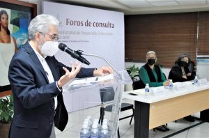 Bajo la dirección de la Secretaría de Educación Pública y Cultura iniciaron los Foros de Consulta en Educación que recibirán las propuestas para integrar el Plan Estatal de Desarrollo. Buscan tomar en cuenta a todos los actores del sector educativo. Graciela Domínguez Nava, Secretaria de Educación Pública y Cultura, dijo al poner en marcha el ciclo de foros que: “Este espacio, está orientado a escuchar y tomar en cuenta propuesas dirigidas al nivel escolar superior, para que con la participación de todos, integremos las políticas educativas que regirán los próximos seis años, dentro del plan estatal de desarrollo 2022-2027”. Agradeció a quienes aceptaron la invitación de participar en esta convocatoria, “con la seguridad de que las ideas aquí expuestas serán sin duda una gran contribución para delinear la visión de lo que queremos para Sinaloa en Educación Superior ”. La iniciativa contempla cuatro Foros de Consulta en Educación. El primero de ellos sobre “Educación superior”, realizado esta tarde con la participación de rectores, directoras y directores de instituciones de educación superior en la entidad. El foro se realizó en modalidad híbrida, y presentaron ponencias: Gerardo Alapizco, en representación de Jesús Madueña Molina, Rector de la Universidad Autónoma de Sinaloa (UAS); Ignacio Flores Ruiz, por la Universidad Autónoma Indígena de México (UAIM); Luis Miguel Flores Campaña, rector de la Universidad Politécnica del Mar y la Sierra; e Ismael Montoya Ojeda, director del Instituto Tecnológico de Eldorado. Los Foros de Consulta en Educación continuarán este jueves 24, en horario de 11:00 a 13:00 horas, con el tema "Educación básica", participarán titulares de ese nivel educativo; el martes 01 de marzo, de 17:00 a 19:00 horas, con el tema "Educación Media Superior", a cargo de directoras y directores de bachillerato, y concluyen el miércoles 2 de marzo, de 11:00 a 13:00 horas, con el tema "Formación y actualización de docentes", con la participación de titulares de las instituciones formadores y actualizadores de docentes. Se explicó que la mecánica de los foros consiste en: cada ponente dará lectura a su propuesta, teniendo hasta 5 minutos para exponerla. Al concluir la exposición de las ponencias, se realizará una sección de preguntas y respuestas. Posteriormente, se realizará una síntesis final y se abordarán las conclusiones. Las temáticas para estos Foros son: Equidad, oportunidades y formación ciudadana en la escuela; Eficiencia terminal, trayectorias escolares y resultados de aprendizaje; formación y actualización de docentes; La pertinencia social de la educación y el mundo del trabajo, y La educación en la ciencia y la tecnología en el sistema educativo de Sinaloa. Los foros son transmitidos por las plataformas Zoom y Facebook desde las instalaciones de la SEPyC, y para ello se convocó previamente a la ciudadanía en general, al personal docente directivo y de asesoría académica en educación básica, así como a investigadores, titulares de instituciones de educación media, superior y de formación de docentes, además de padres de familia y tutores. Asistieron al Foro representantes de diversas instituciones: Universidad Autónoma de Occidente, Universidad Tecnológica de Culiacán, Instituto Tecnológico de Eldorado, Universidad San Miguel, Instituto Tecnológico de Monterrey, campus Sinaloa y el Instituto Tecnológico de Culiacán. De manera virtual asistieron representantes de instituciones como: la Universidad Politécnica de Sinaloa, Universidad Politécnica del Valle del Évora, Universidad Tecnológica de Escuinapa, Instituto Tecnológico de Sinaloa de Leyva, Instituto Tecnológico de Mazatlán; así como de diversas universidades privadas del estado de Sinaloa.