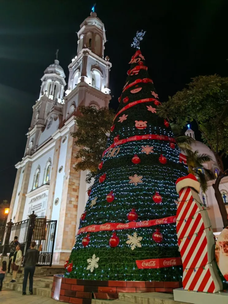 Llega el espíritu de la Navidad a Culiacán con el encendido del Árbol Navideño