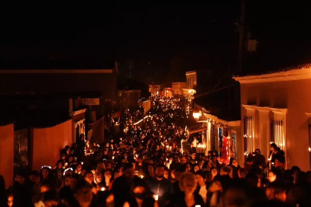 Cosalá brilla con su Festival de las Velas en la víspera del Día de la Virgen de Guadalupe