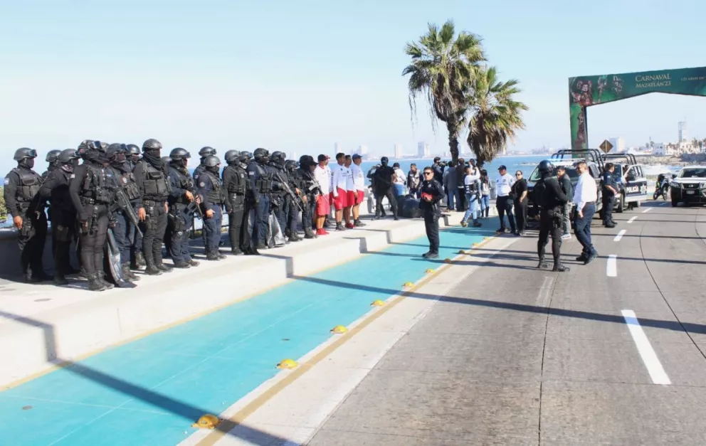 Hay carnaval en Mazatlán, pero sus policías y tránsitos están al 100 para proteger a sus habitantes y turistas