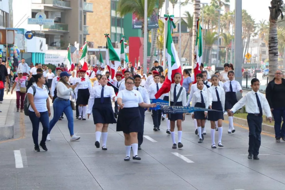 En Mazatán desfilan 60 escoltas de escuelas primarias por el Día de la Bandera