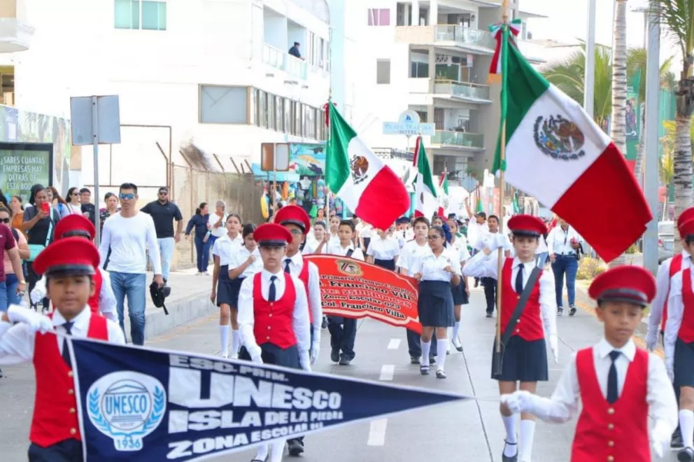 En Mazatán desfilan 60 escoltas de escuelas primarias por el Día de la Bandera