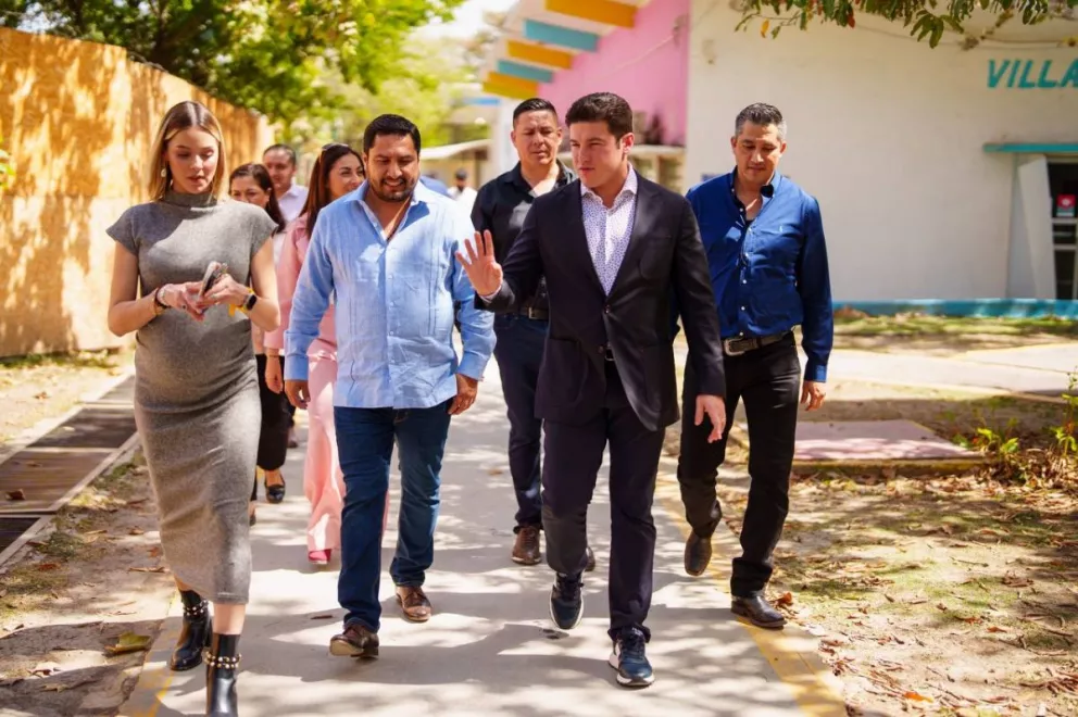 Julión Álvarez convive  con menores del DIF de Nuevo León