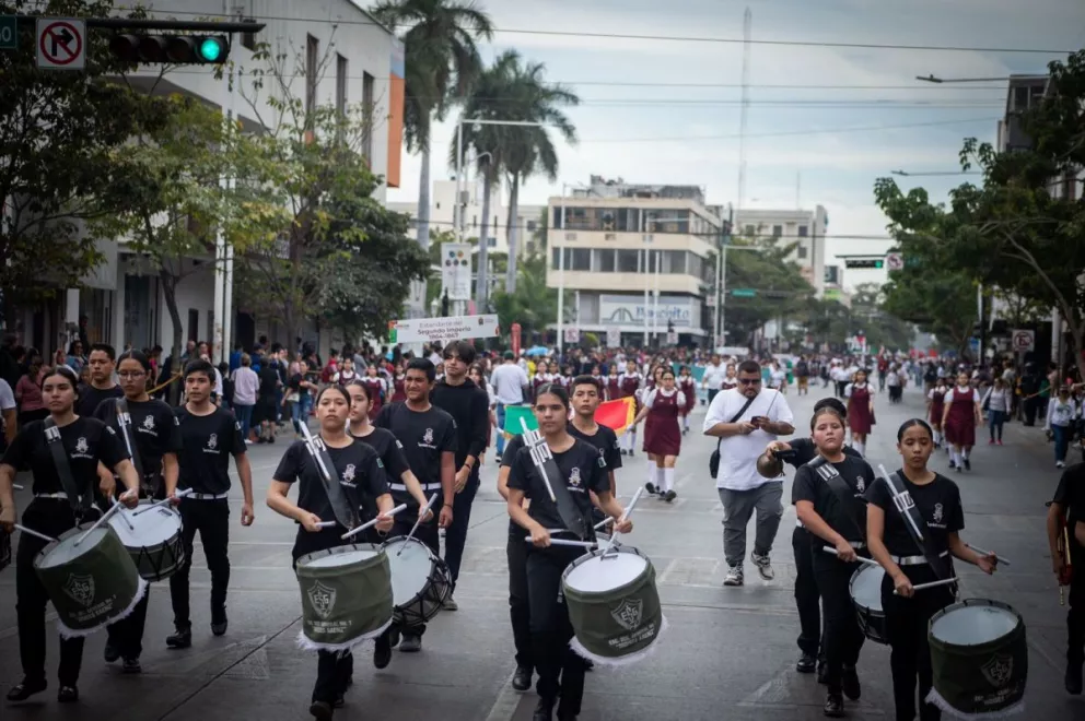 Desfilan escoltas de Culiacán por la Obregón para conmemorar el Día de la Bandera