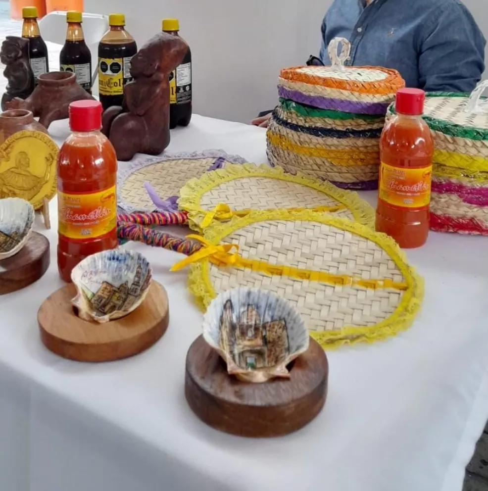 Artesanías y productos de El Rosario en la Feria del Libro COBAES-Mazatlán 2023