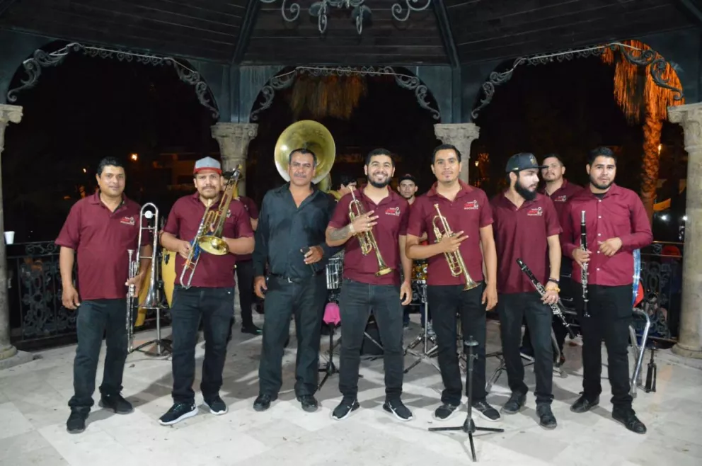 Ponen el ambiente con su música la Banda Amigos de Mocorito.