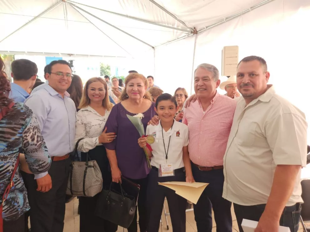 Kevin representa con orgullo a la Escuela Emiliano Zapata, de Villa Juárez