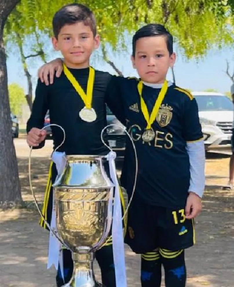 Los primos con patadas goleadoras, ejemplo de disciplina en Villa Juárez