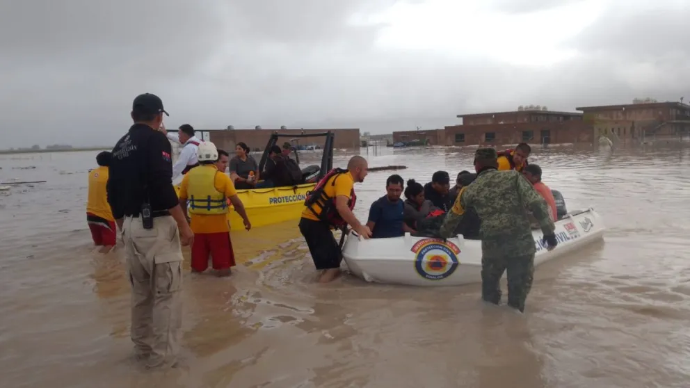 Con pequeñas embarcaciones evacúan familias de campos agrícolas de Villa Juárez