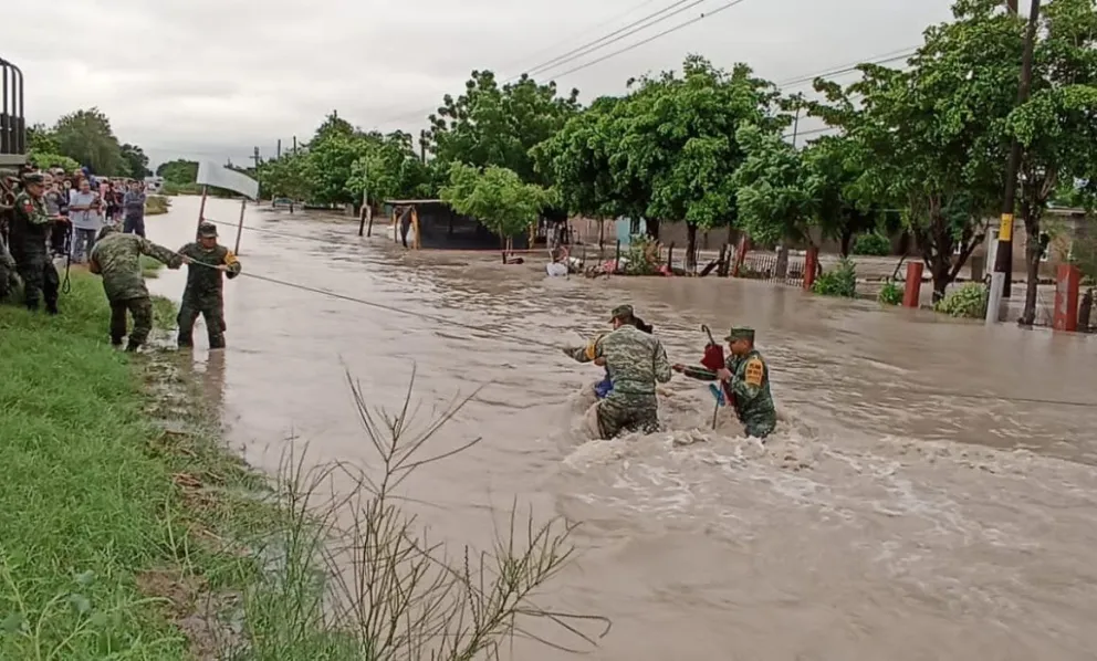 Momentos difíciles pasaron habitantes de Villa Juarez ante las inundaciones que dejó Norma. Foto Gilberto Meza. Cuadratín Sinaloa