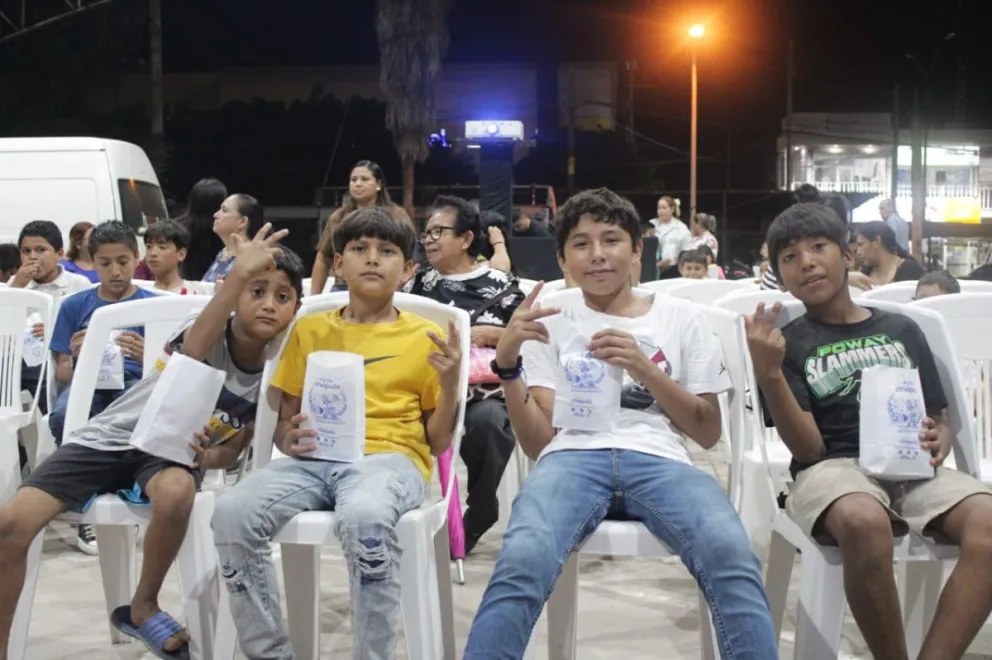 Niños y adultos disfrutando de la película que encara el tema de resiliencia de migrantes