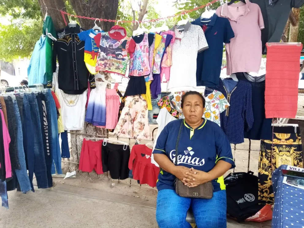 Los tianguis y la orilla del campo de futbol son su lugar preferido de ventas.