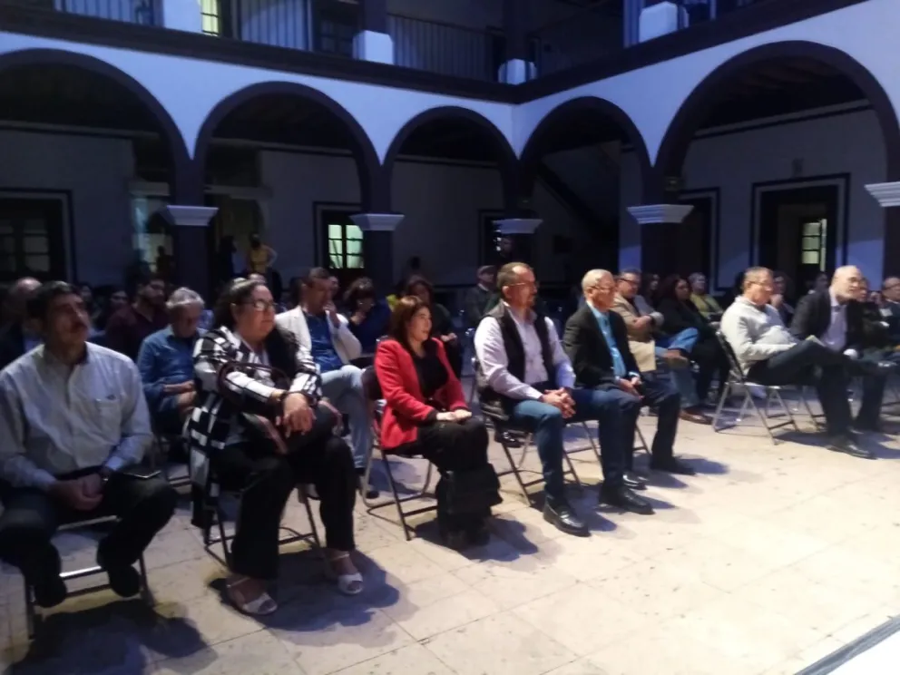 Ante un público selecto se dialogó sobre épocas y tipos de violencia en México